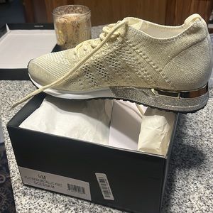 Urban Sport by J/Slides Odessa Platinum golden Metallic fashion sneaker size 9